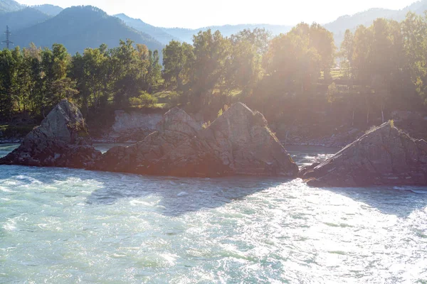 Fiume Montagna Ampio Pieno Scorrimento Veloce Grandi Rocce Fuoriescono Dall — Foto Stock