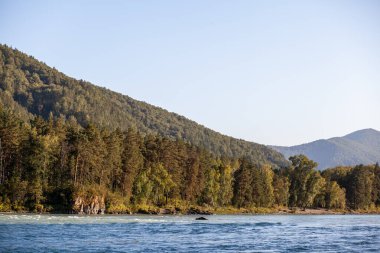 Hızlı akan geniş ve tamamen akan bir dağ nehri.. 