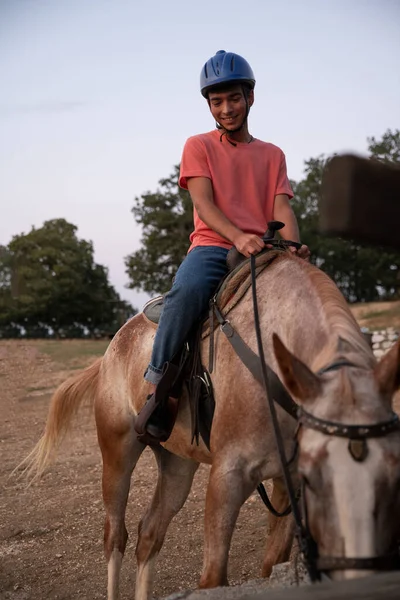 馬が食べるときに馬に座っている男 牧場のコンセプト写真 — ストック写真