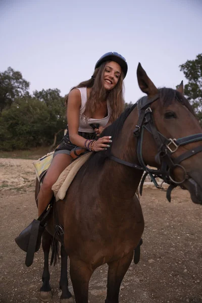 Jovem Com Cavalo Sorrindo Tocando Suavemente Fotografia Livre Com Menina — Fotografia de Stock