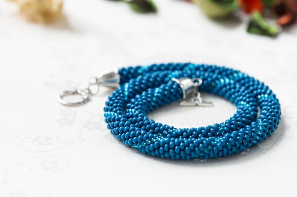 Kézzel készített gyöngyös nyaklánc kék színű közelről — Stock Fotó