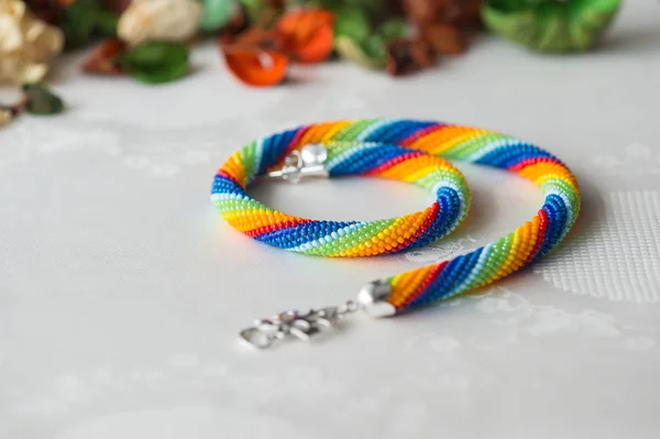 钩针项链由种子珠彩虹的颜色 — 图库照片