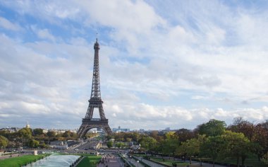 Sonbahar günü Paris'te Eyfel Kulesi