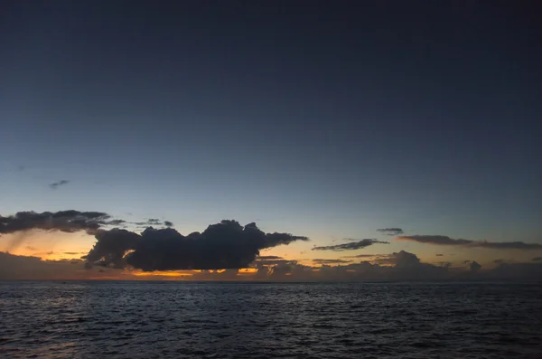 The sky over the ocean at sunset in the tropics — Stock Photo, Image