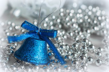 Noel süsleri parlak arka plan üzerinde yakın çekim