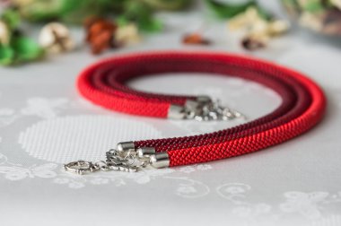 Üç ipleri üzerinden Kırmızı renkteki boncuklu kolye
