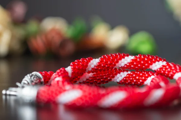 从颜色，红色和白色珠手工串珠的项链 — 图库照片