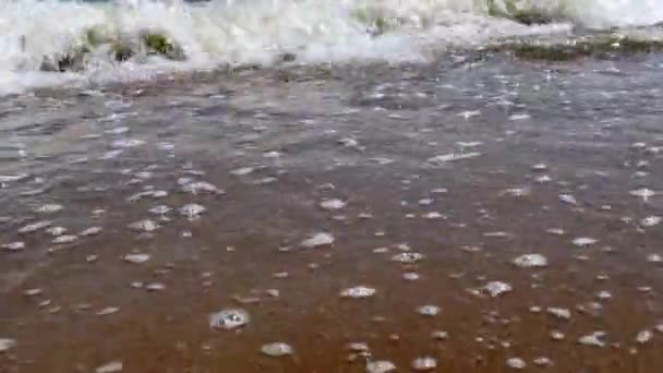 Skummande havsvågor rullar längs sandstranden — Stockvideo