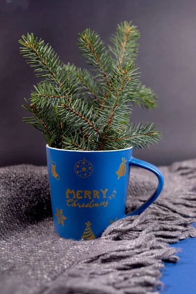 Taza Navidad Festiva Azul Con Ramas Abeto Sobre Cuadros Punto — Foto de Stock