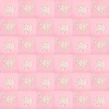 Şenlikli çiçek desenli pembe kareler kalp ve daire şeklinde beyaz elma ağacı çiçeklerinden yapılmıştır..