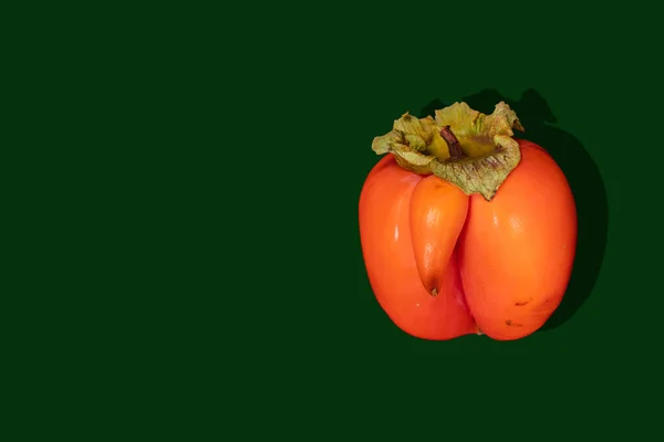 Brutto Cachi Arancione Maturo Con Ombra Sfondo Verde Scuro Frutta — Foto Stock