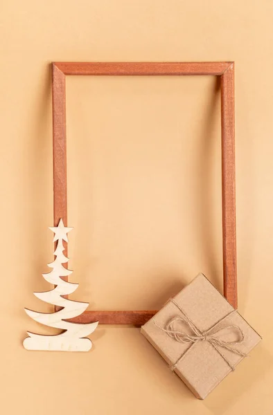 Festive Minimal Layout Empty Wooden Frame Small Wooden Carved Decoration — Foto de Stock