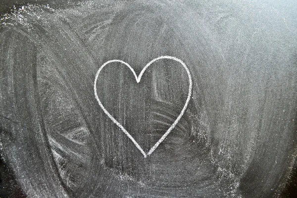 Forma do coração em um fundo de quadro negro — Fotografia de Stock