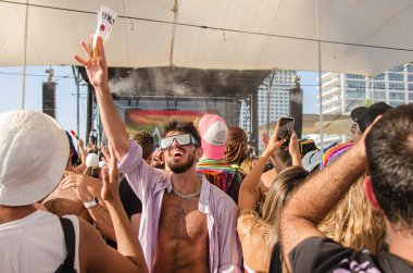 25.06.2021. İsrail. Tel Aviv 'de. Haziran 2021 'de Tel Aviv' deki dünyanın en büyük geçit töreni. Akdeniz kıyılarında 