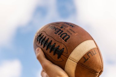 23.05.2020. Amerikan futbol topu gökyüzüne ve bulutlara karşı