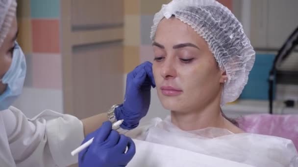 Nahaufnahme einer Patientin, die sich auf einen kosmetischen Eingriff in der Klinik vorbereitet — Stockvideo