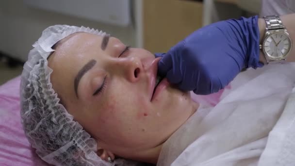 Kosmetička provádí proceduru manuální bukové masáže pacientovi — Stock video