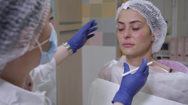 Güzellik uzmanı genç bir kadını estetik ameliyat için hazırlıyor. — Stok video