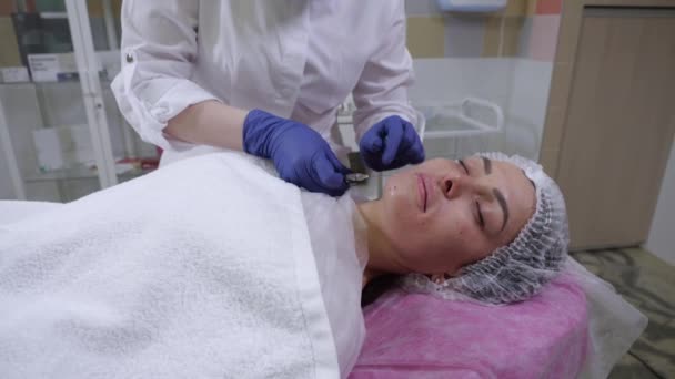 Die Kosmetikerin führt das Verfahren der Injektionen auf Basis von Hyaluronsäure durch — Stockvideo