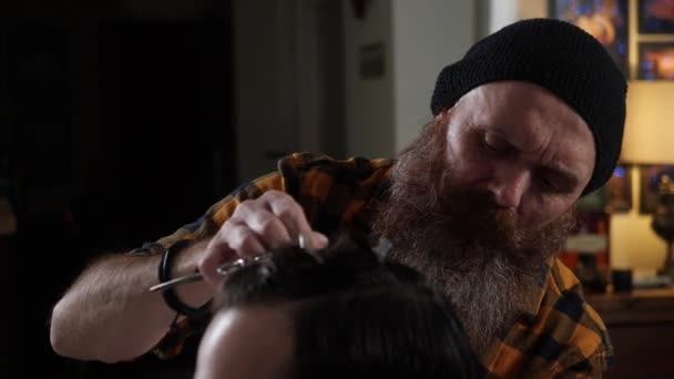 Close-up dari seorang tukang cukur laki-laki berfokus pada pemotongan gunting untuk klien seorang pria — Stok Video
