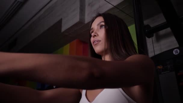 Uma menina sexy executa um exercício para músculos do peito traz suas mãos para a frente — Vídeo de Stock