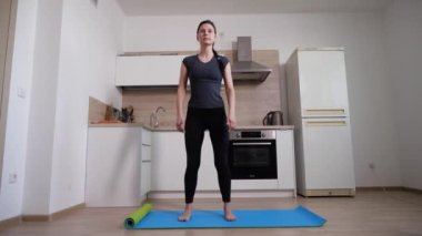 Enerjik kız bacak kaslarını ve kalçalarını güçlendirmek için egzersiz yapıyor. 