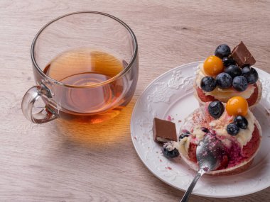 Tahta bir masada yaban mersinli ve çikolatalı iştah açıcı çörekler.