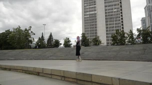 Video eines jungen Mädchens mit hellen Haaren, das in der Nähe der Treppe durch die Stadt läuft — Stockvideo