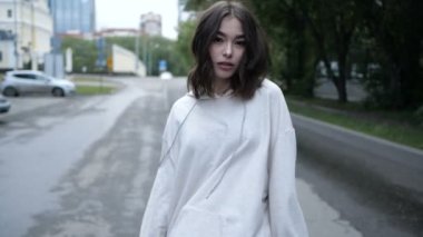 Şehirde dolaşan Asyalı genç ve güzel bir kızın videosu.