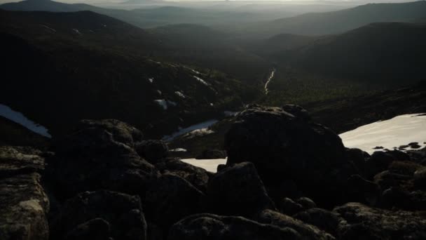 Video di un paesaggio montano con laghi innevati in tempo sereno e soleggiato — Video Stock