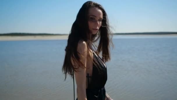 Kobieta modelka w letniej sukience, wytatuowana na ciele przed kamerą. — Wideo stockowe
