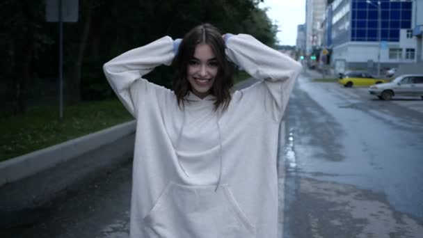 Video brunetky dívka procházky po městě na asfaltové silnici — Stock video