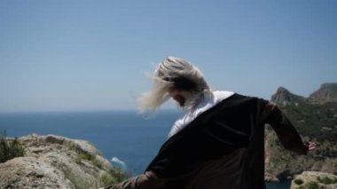 Enerjik yoldaş, neşeli bir şekilde dağın tepesinde dönüyor. 