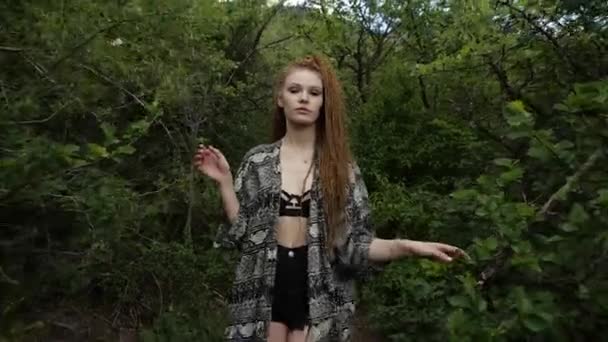 Chica brillante con coletas largas en un top negro corto y capa de verano baja — Vídeo de stock