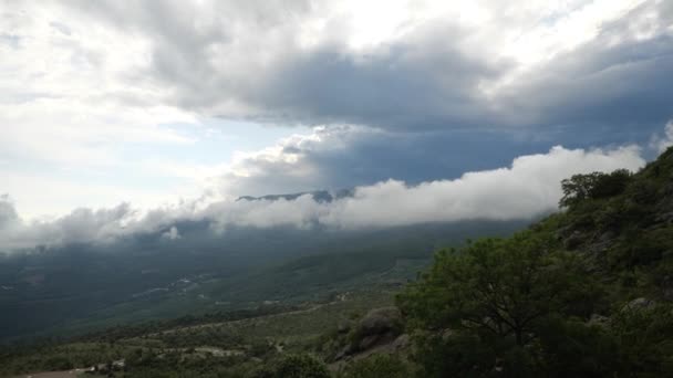 Vista superior da bela paisagem montanhosa contra o pano de fundo de nuvens brilhantes — Vídeo de Stock