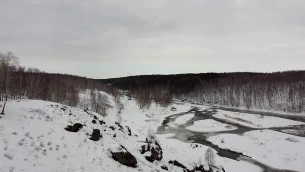 Vinter snö skog i bergen, vinter flod innan våren börjar — Stockvideo