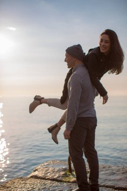 Adam kızı kollarında tutarken setin üzerinde duruyordu. 