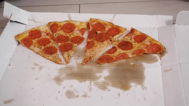 Человеческие руки быстро берут кусочки аппетитной пиццы из белой коробки — стоковое видео