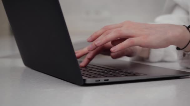 As mãos das mulheres estão digitando no teclado do laptop. Trabalho contemporâneo — Vídeo de Stock
