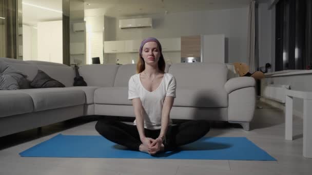 Bir kız bacak kaslarını germek için egzersiz yapar. Sağlıklı yaşam tarzı kavramı — Stok video