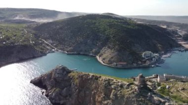 İHA uçuş yüksekliği ve deniz manzarası olan güzel bir sahil şeridi. Güzel manzara