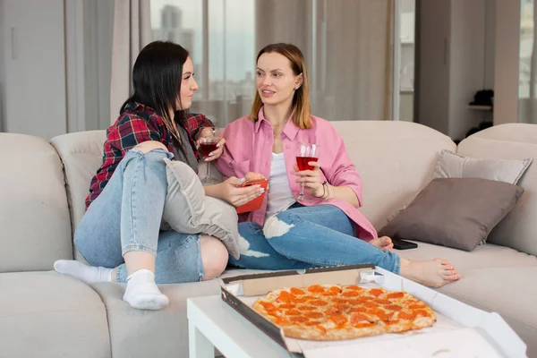  Arkadaşlar şarap içer, biberli pizza yer ve kanepede güzelce konuşur.