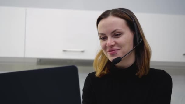 Hilarious girl call centre anställd pratar i headset med sin klient — Stockvideo