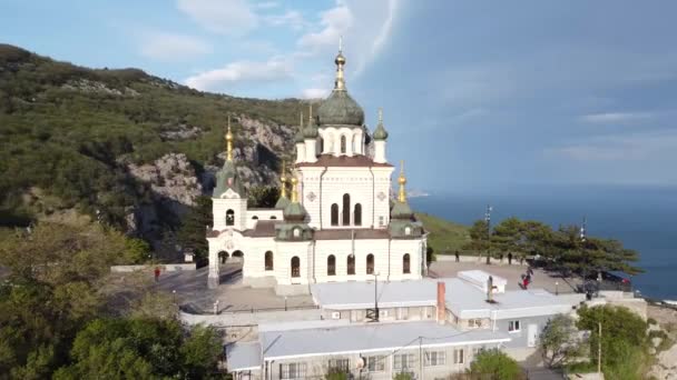 Majestueuse église blanche haute dans les montagnes, prise de vue à vol d'oiseau — Video