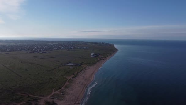 Морской пейзаж, песчаное побережье и небольшой городок у моря. Красивый морской пейзаж. — стоковое видео