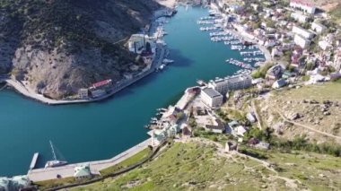 Sahildeki şehir yüksek dağların ve deniz koyunun arasında. Doğanın manzarası