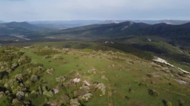 Hareket eden bulutların altındaki kuş bakışı manzaradan güzel bir dağ manzarası.