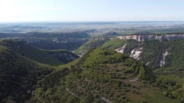Kuş bakışı bir manzarayla açık havada bir dağ manzarası çekiyoruz.