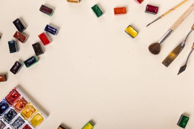 Bir çok suluboya resim açık arkaplanda güzel bir şekilde yatar.. 