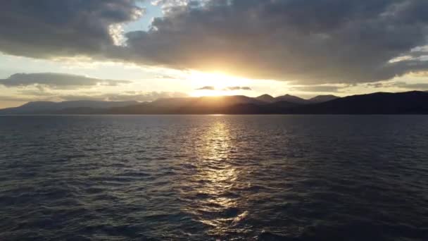 Hermosa puesta de sol sobre el mar. El sol se pone sobre el horizonte. Paisaje nocturno — Vídeos de Stock